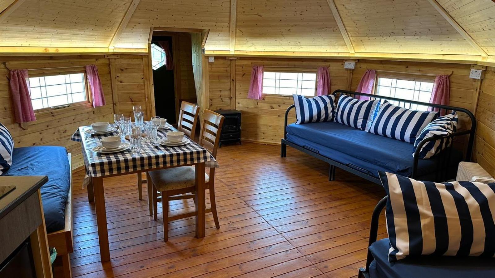 Holly Tree Glamping Cabins Wigglesworth ภายนอก รูปภาพ